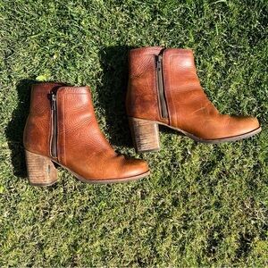 Frye Addie Double Zip Moto Ankle Boot Cognac Distressed Leather Size 9 NICE!